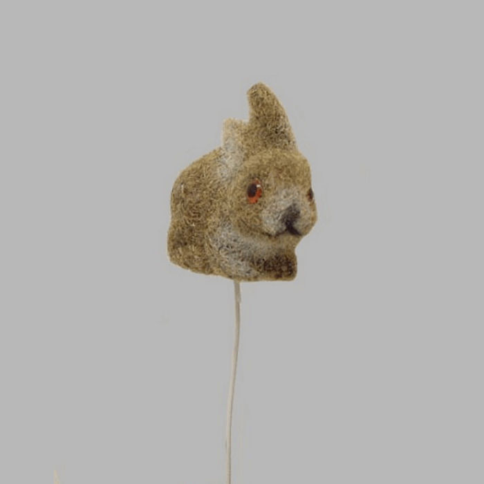konijntje liggend van vilt op ijzerdraad 5 x 7 cm