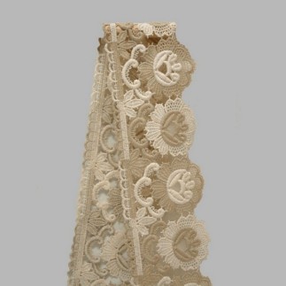 Bande de dentelle écru et blanc largeur 12 cm longueur 2,15 mètre