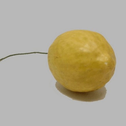 citroen op ijzerdraad kleur geel namaak fruit 6 x 4 cm