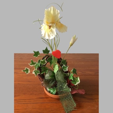 Bloemstuk met iris in rond terra cotta schaaltje