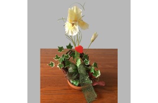 Composition florale avec iris dans un plat rond en terre cuite
