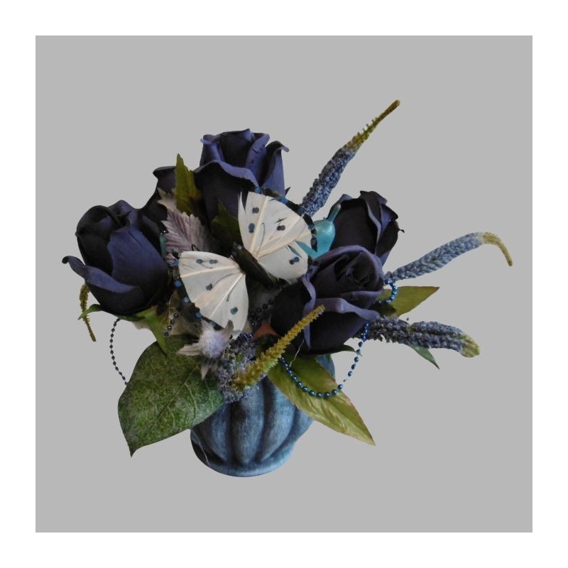 composition florale Biedermeier bleu en pot avec papillon