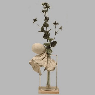 bloemstuk in pipet op voetstuk