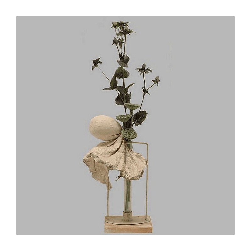 bloemstuk in pipet op voetstuk