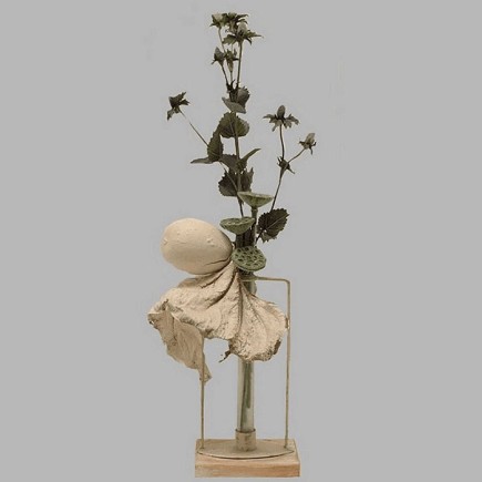 bloemstuk in pipet op voetstuk