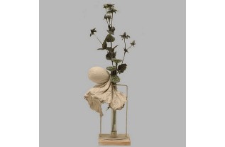 bloemstuk in pipet op voetstuk