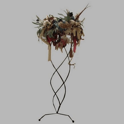 Bloemstuk op voetstuk