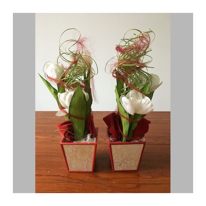 2 compositions florales avec des tulipes dans un plateau carré