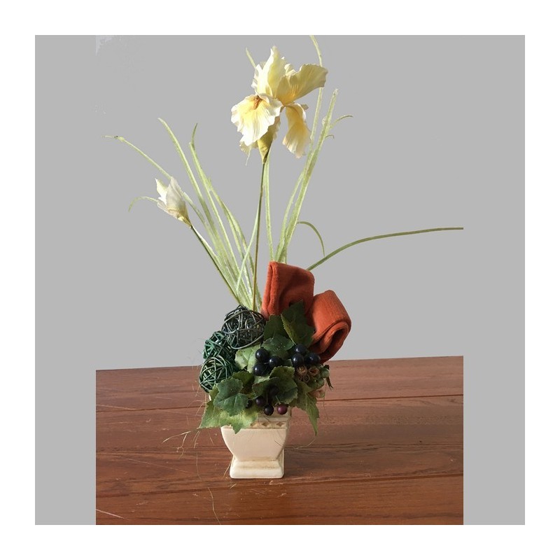 Composition florale avec iris dans un pot carré en céramique