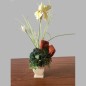 Composition florale avec iris dans un pot carré en céramique