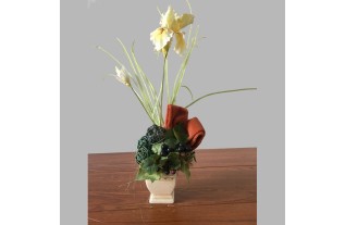 Composition florale avec iris dans un pot carré en céramique