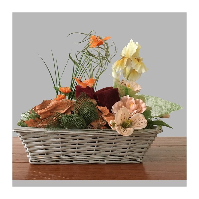 Composition florale avec iris et papillons dans un panier carré