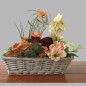 Composition florale avec iris et papillons dans un panier carré