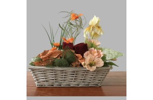 Composition florale avec iris et papillons dans un panier carré