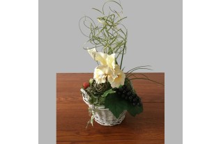 Composition florale avec iris et raisins dans un panier