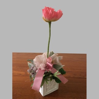 Bloemstuk met bessen en bloemen in vierkant keramiek potje