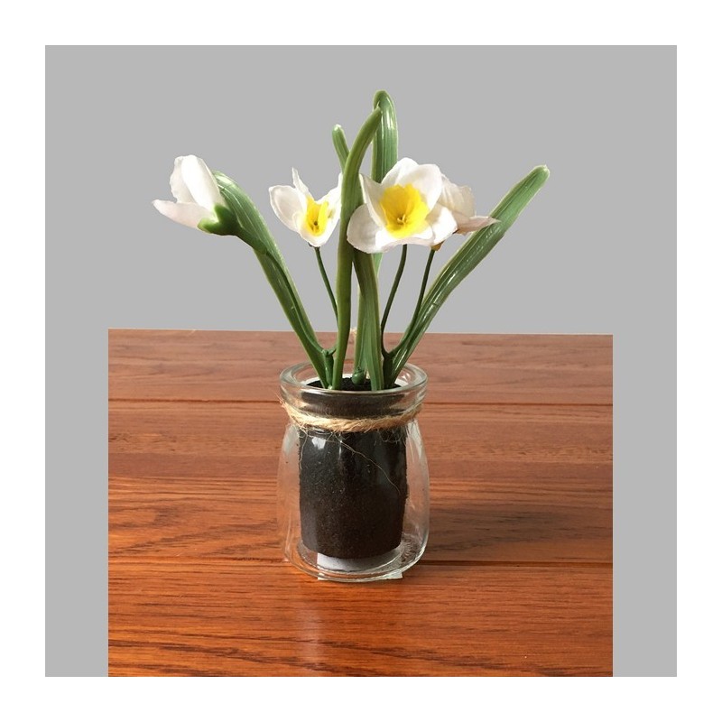 Bocal en verre avec des jonquilles blanches