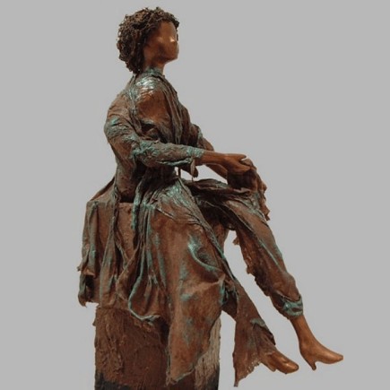 zittende pop van paverpol op voetstuk