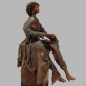 poupée assise de paverpol sur piédestal