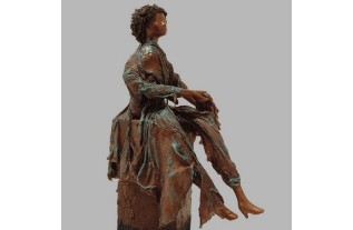 poupée assise de paverpol sur piédestal