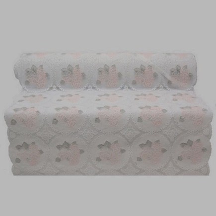 Chemin de table plastique blanc avec des roses rouge larg 50 cm