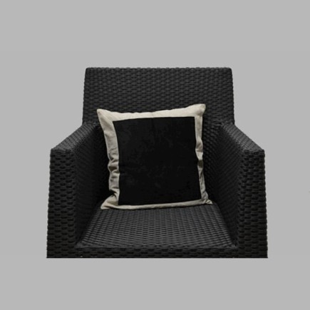 oreiller de lin brun avec bordure noire