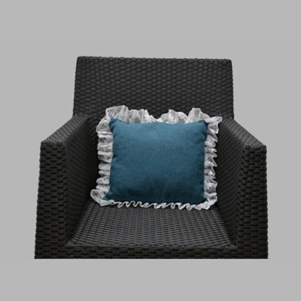 oreiller bleu avec de la dentelle