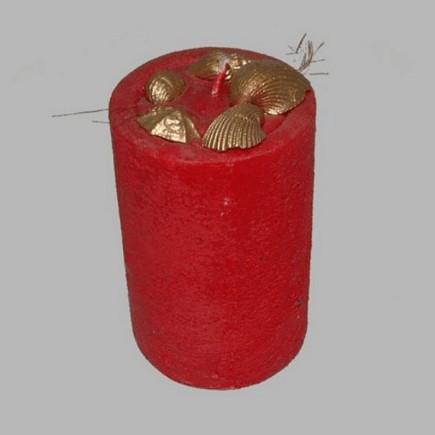 bougie avec coquillages dorés couleur rouge 11.5cm haut 7.5 cm section transversale