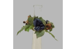 krans van rozen en bessen voor kaars fles kleur blauw