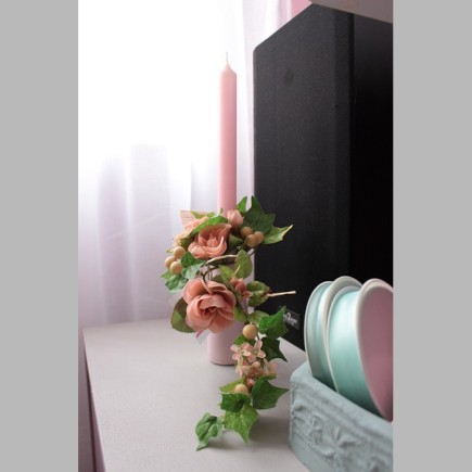 krans van rozen en bessen voor kaars fles kleur roze