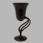 vase de fleurs sur un socle incurv