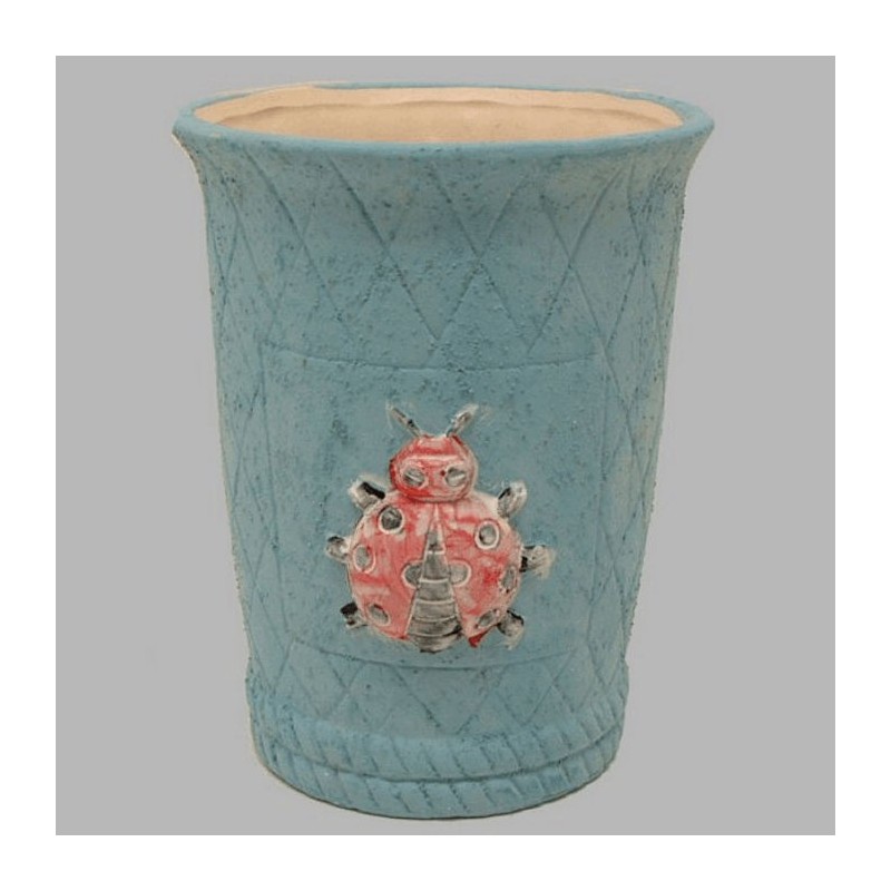 Grand pot de fleurs avec coccinelle