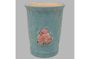 Grand pot de fleurs avec coccinelle
