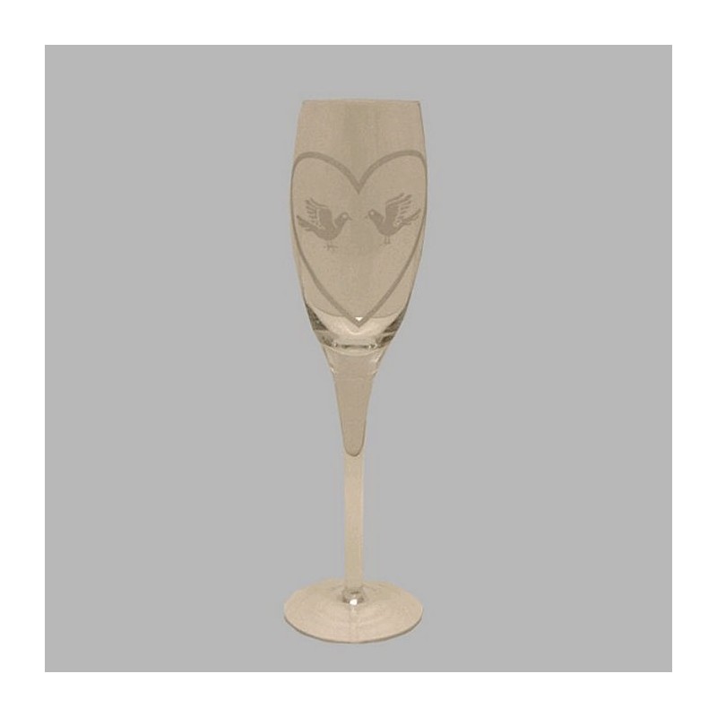 verre de champagne avec des colombes