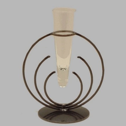 Glazen pijpvaasje in smeedijzeren houder