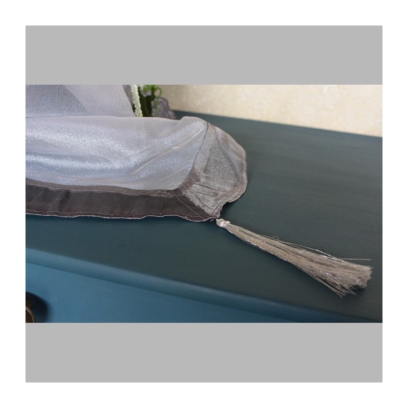 Chemin de table organza à  gland couleur argent 50 x 180 cm