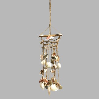 Mobile van schelpen.