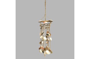 Mobile van schelpen.