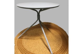 Rond metalen tafeltje geverfd in Casper Bleu