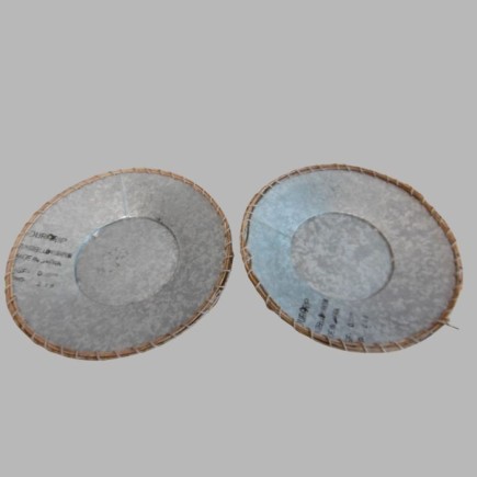 2 metalen ronde schalen afgewerkt met  touw