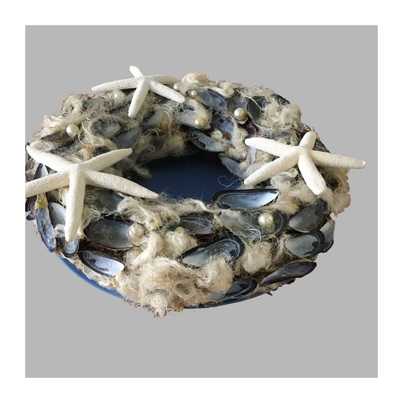Krans op schaal met mosselschelpen en zeester