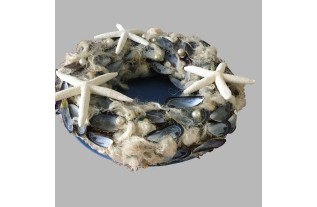 Krans op schaal met mosselschelpen en zeester