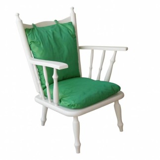 Fauteuil in Old White met groene handgemaakte kussens
