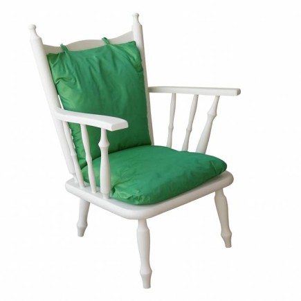 Fauteuil in Old White met groene handgemaakte kussens