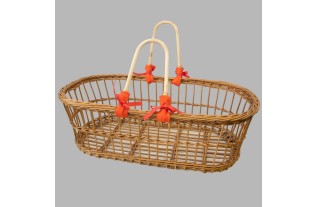 Rieten mand met hengsels en rode decoratie