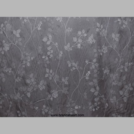 Tissu gris en voile avec des fleurs