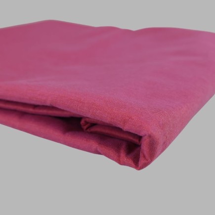 Des Possibilités Infinies pour Votre Intérieur avec du Tissu Drapé Bordeaux