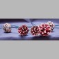 pomme de pin sur pointe or-rouge