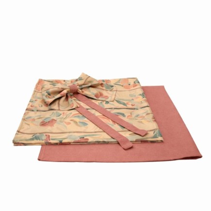 Handgemaakte Set: Twee Tafelkleden en Decoratieve Strik