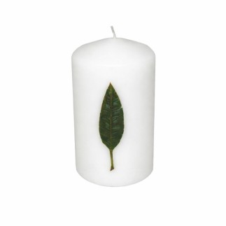 Candle with banana leaf – white | 13 cm high × 7 cm